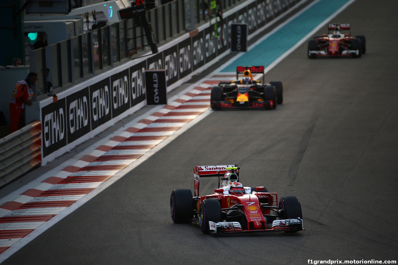 GP ABU DHABI, 27.11.2016 - Gara, Kimi Raikkonen (FIN) Ferrari SF16-H davanti a Daniel Ricciardo (AUS) Red Bull Racing RB12 e Sebastian Vettel (GER) Ferrari SF16-H