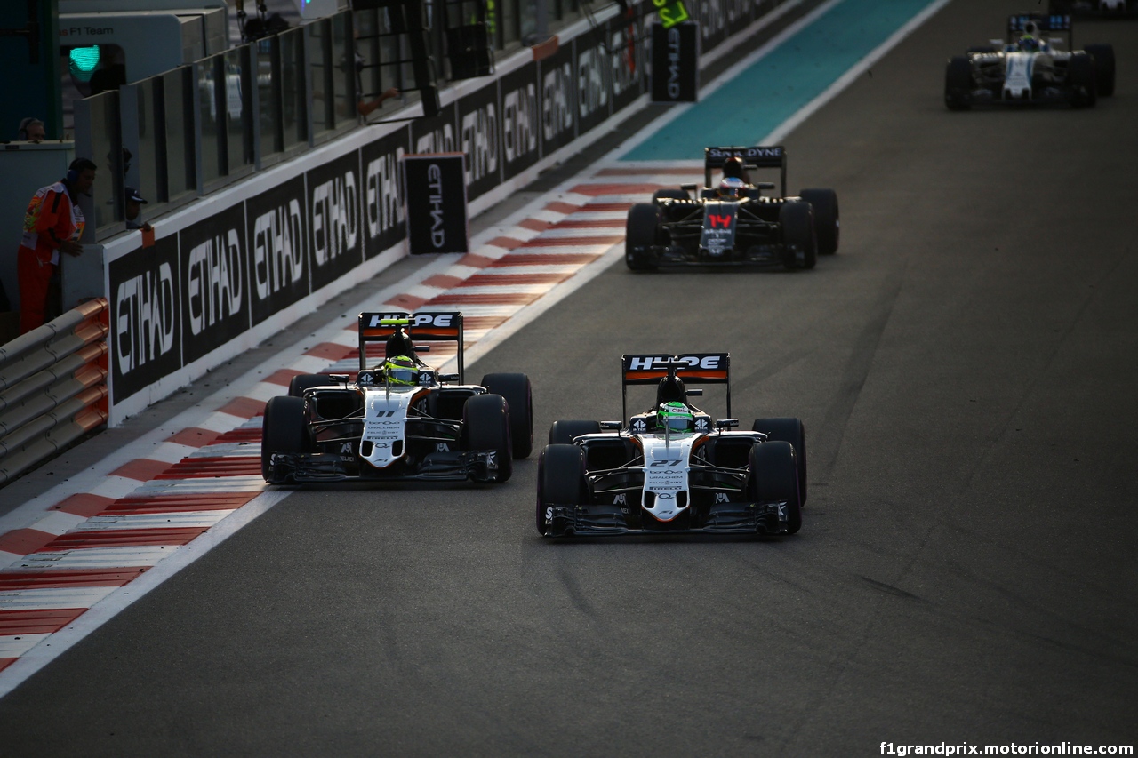 GP ABU DHABI, 27.11.2016 - Gara, Sergio Perez (MEX) Sahara Force India F1 VJM09 e Nico Hulkenberg (GER) Sahara Force India F1 VJM09