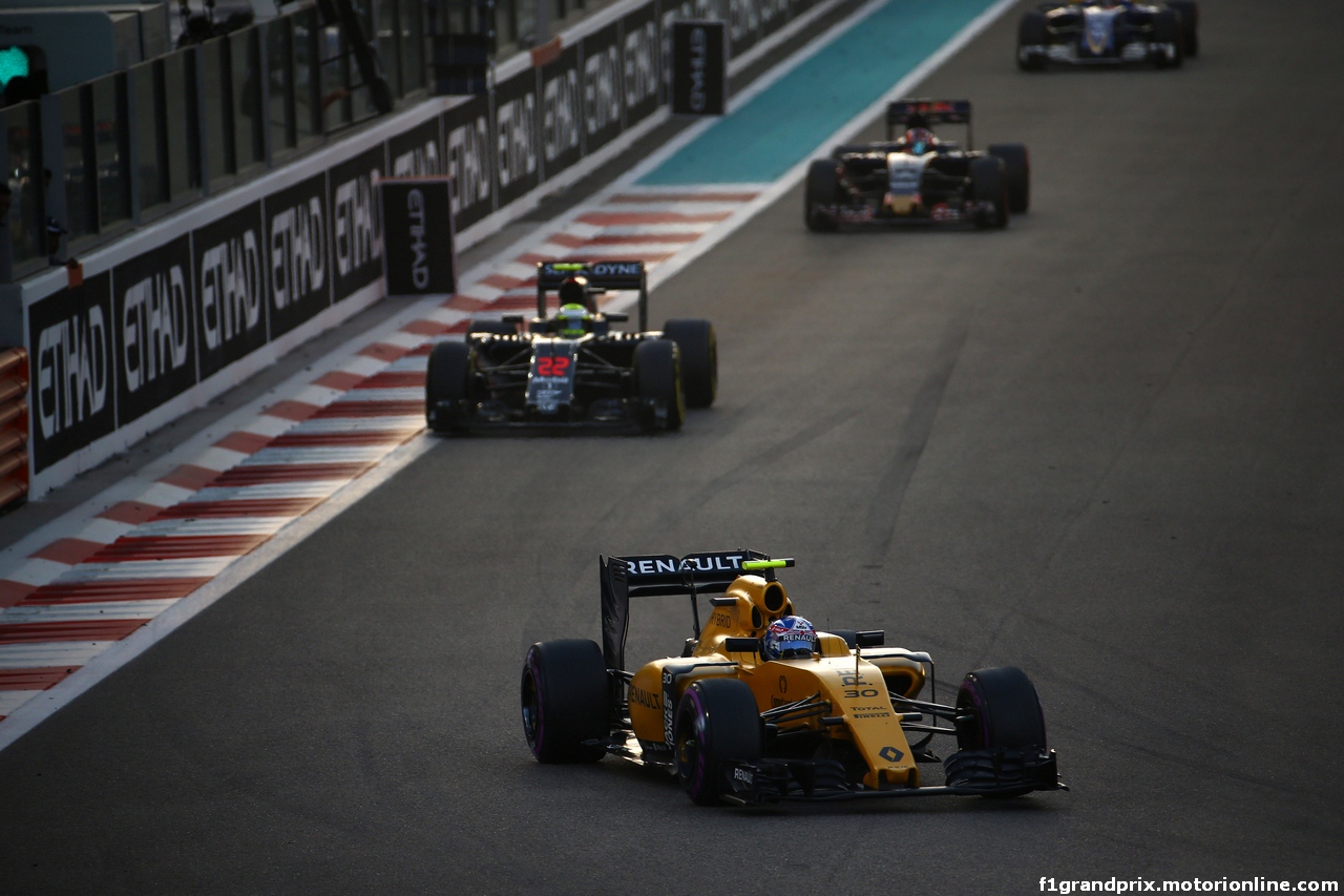 GP ABU DHABI, 27.11.2016 - Gara, Jolyon Palmer (GBR) Renault Sport F1 Team RS16 davanti a Jenson Button (GBR)  McLaren Honda MP4-31