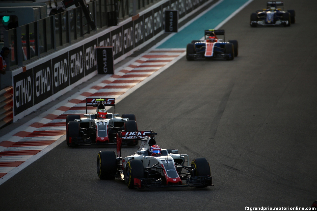 GP ABU DHABI, 27.11.2016 - Gara, Romain Grosjean (FRA) Haas F1 Team VF-16 davanti a Esteban Gutierrez (MEX) Haas F1 Team VF-16