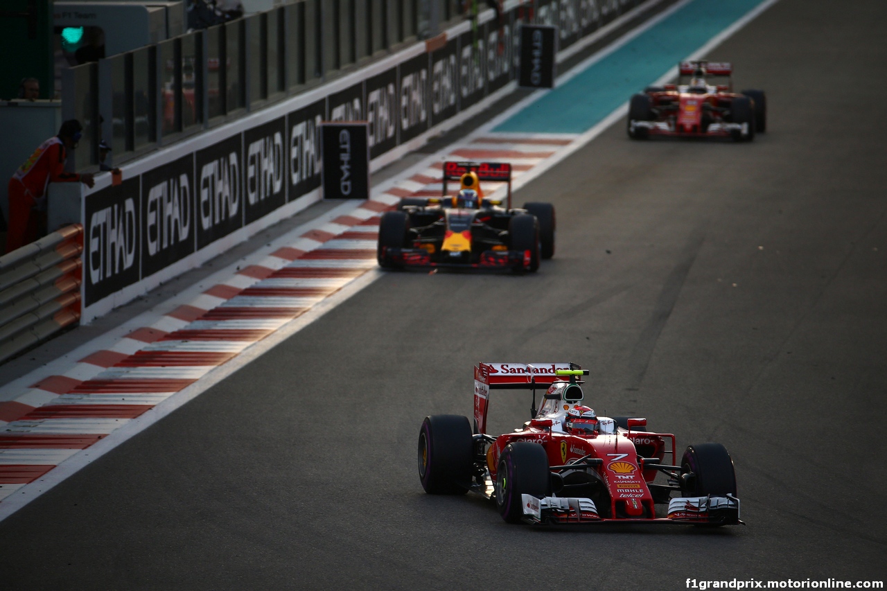 GP ABU DHABI, 27.11.2016 - Gara, Kimi Raikkonen (FIN) Ferrari SF16-H davanti a Daniel Ricciardo (AUS) Red Bull Racing RB12 e Sebastian Vettel (GER) Ferrari SF16-H