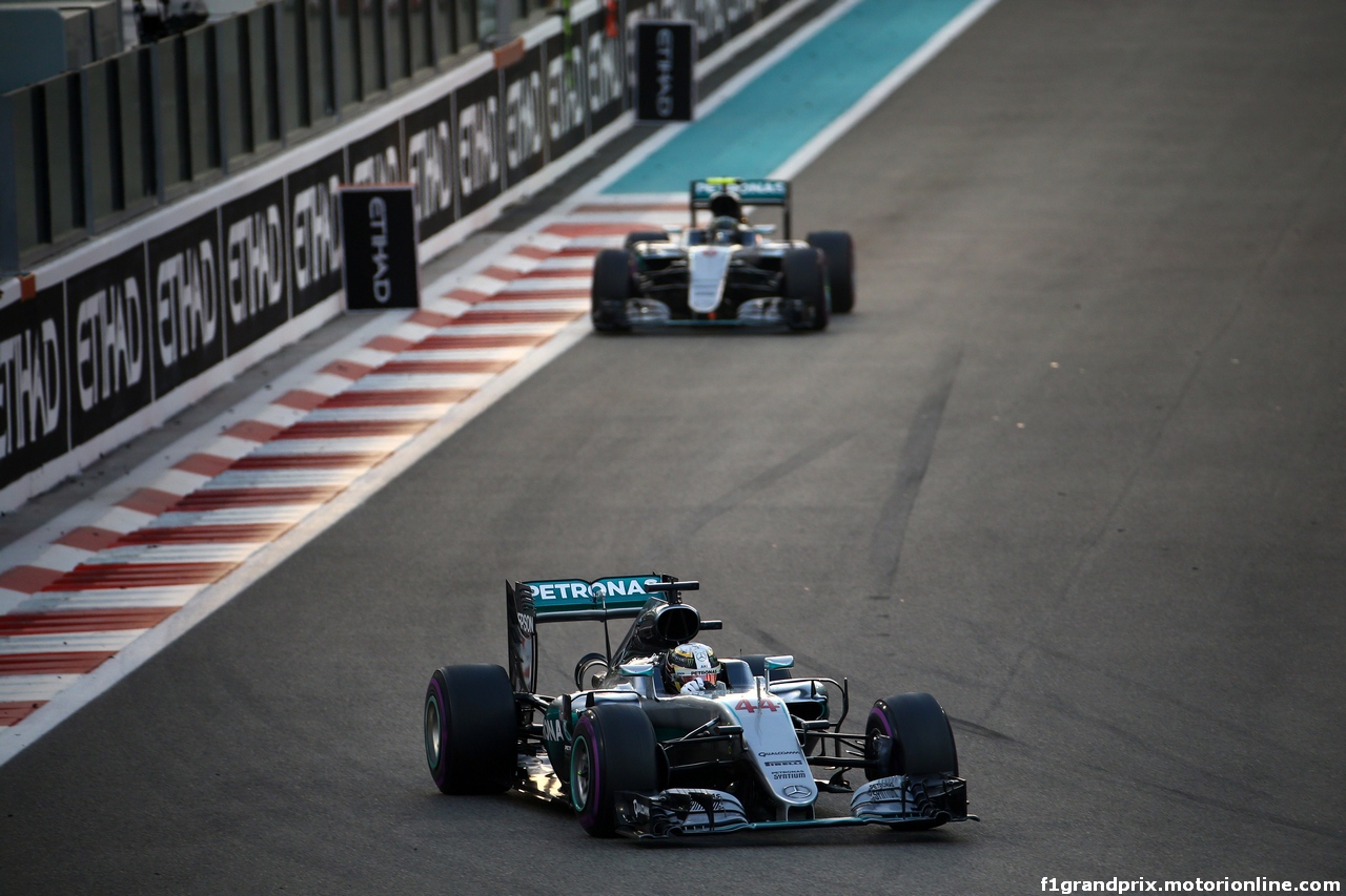 GP ABU DHABI, 27.11.2016 - Gara, Lewis Hamilton (GBR) Mercedes AMG F1 W07 Hybrid davanti a Nico Rosberg (GER) Mercedes AMG F1 W07 Hybrid