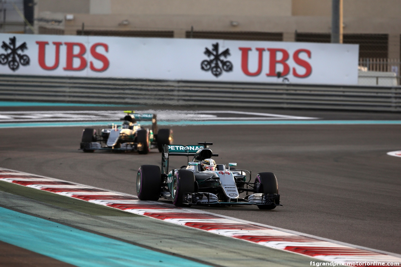 GP ABU DHABI, 27.11.2016 - Gara, Lewis Hamilton (GBR) Mercedes AMG F1 W07 Hybrid davanti a Nico Rosberg (GER) Mercedes AMG F1 W07 Hybrid