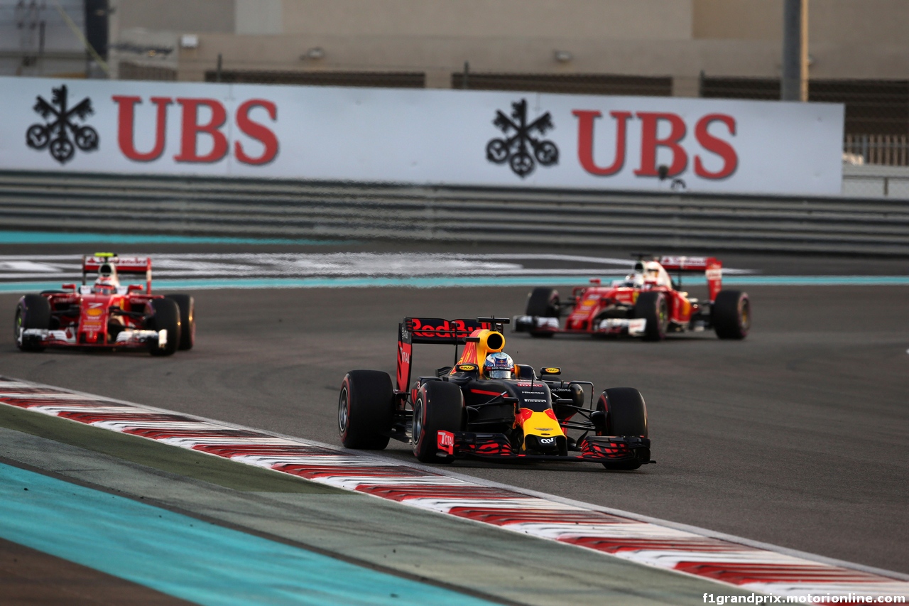 GP ABU DHABI, 27.11.2016 - Gara, Daniel Ricciardo (AUS) Red Bull Racing RB12 davanti a Kimi Raikkonen (FIN) Ferrari SF16-H