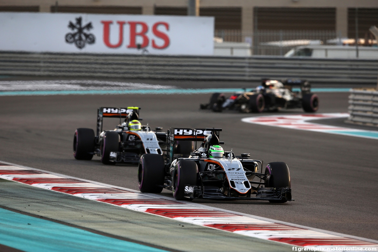 GP ABU DHABI, 27.11.2016 - Gara, Nico Hulkenberg (GER) Sahara Force India F1 VJM09 davanti a Sergio Perez (MEX) Sahara Force India F1 VJM09