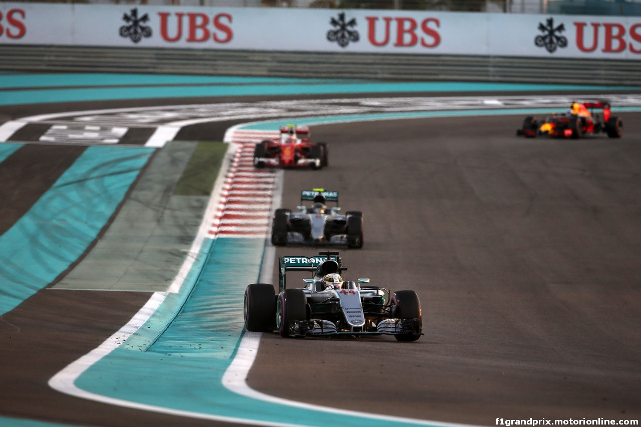 GP ABU DHABI, 27.11.2016 - Gara, Lewis Hamilton (GBR) Mercedes AMG F1 W07 Hybrid davanti a Nico Rosberg (GER) Mercedes AMG F1 W07 Hybrid