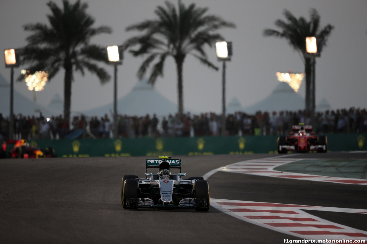 GP ABU DHABI, 27.11.2016 - Gara, Nico Rosberg (GER) Mercedes AMG F1 W07 Hybrid davanti a Kimi Raikkonen (FIN) Ferrari SF16-H