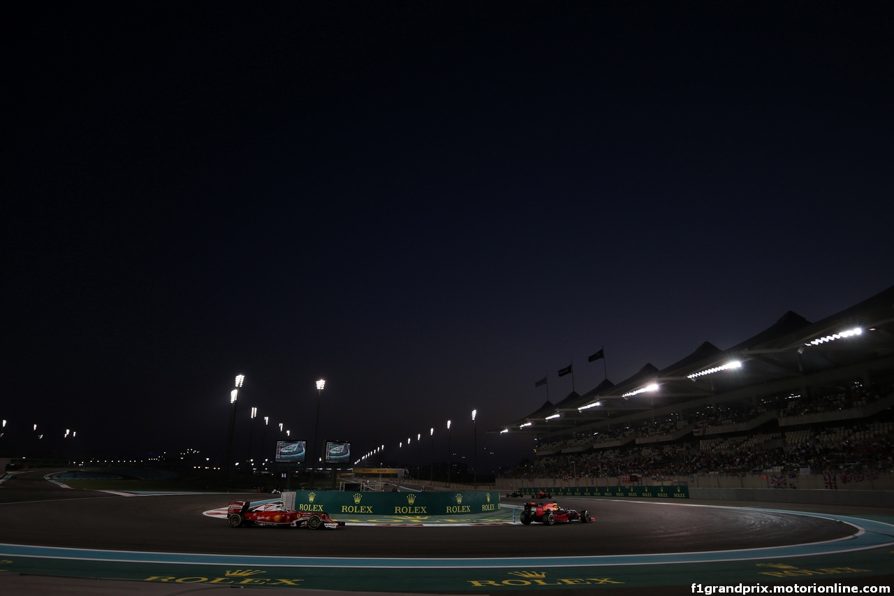 GP ABU DHABI, 27.11.2016 - Gara, Kimi Raikkonen (FIN) Ferrari SF16-H e Daniel Ricciardo (AUS) Red Bull Racing RB12