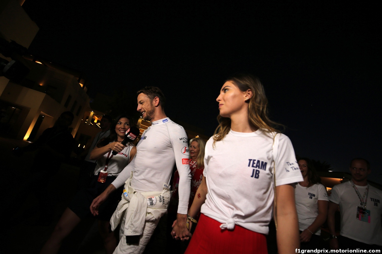 GP ABU DHABI, 27.11.2016 - Gara, Jenson Button (GBR)  McLaren Honda MP4-31 e Domenica Brittny Ward (USA)