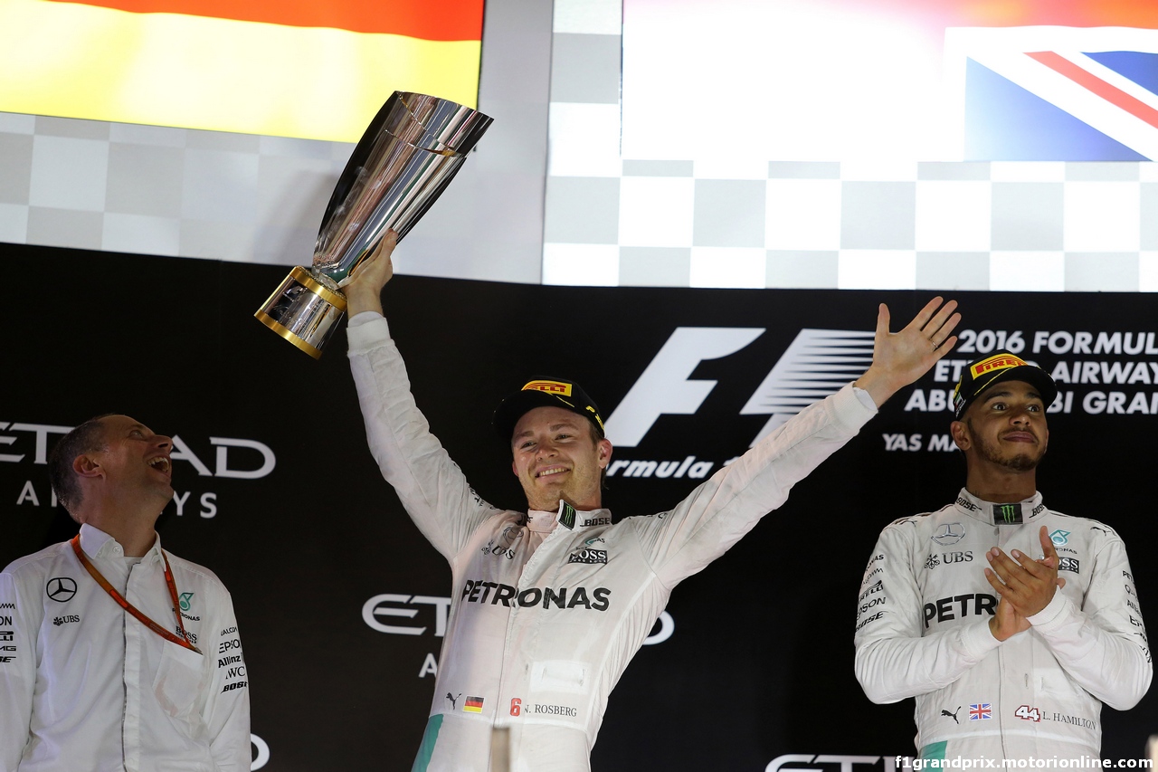 GP ABU DHABI, 27.11.2016 - Gara, 2nd place Nico Rosberg (GER) Mercedes AMG F1 W07 Hybrid e Champion 2016 with Lewis Hamilton (GBR) Mercedes AMG F1 W07 Hybrid vincitore