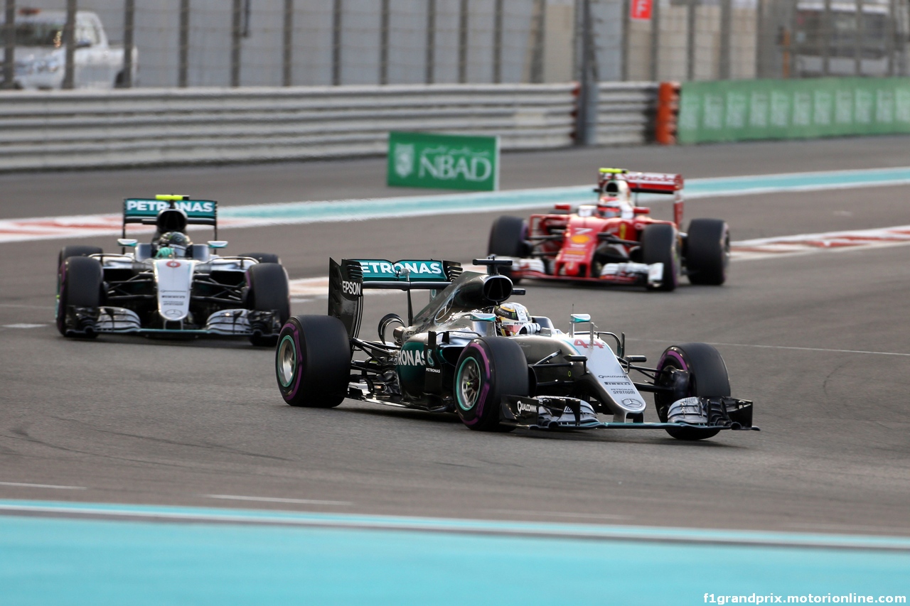 GP ABU DHABI, 27.11.2016 - Gara, Lewis Hamilton (GBR) Mercedes AMG F1 W07 Hybrid davanti a Nico Rosberg (GER) Mercedes AMG F1 W07 Hybrid
