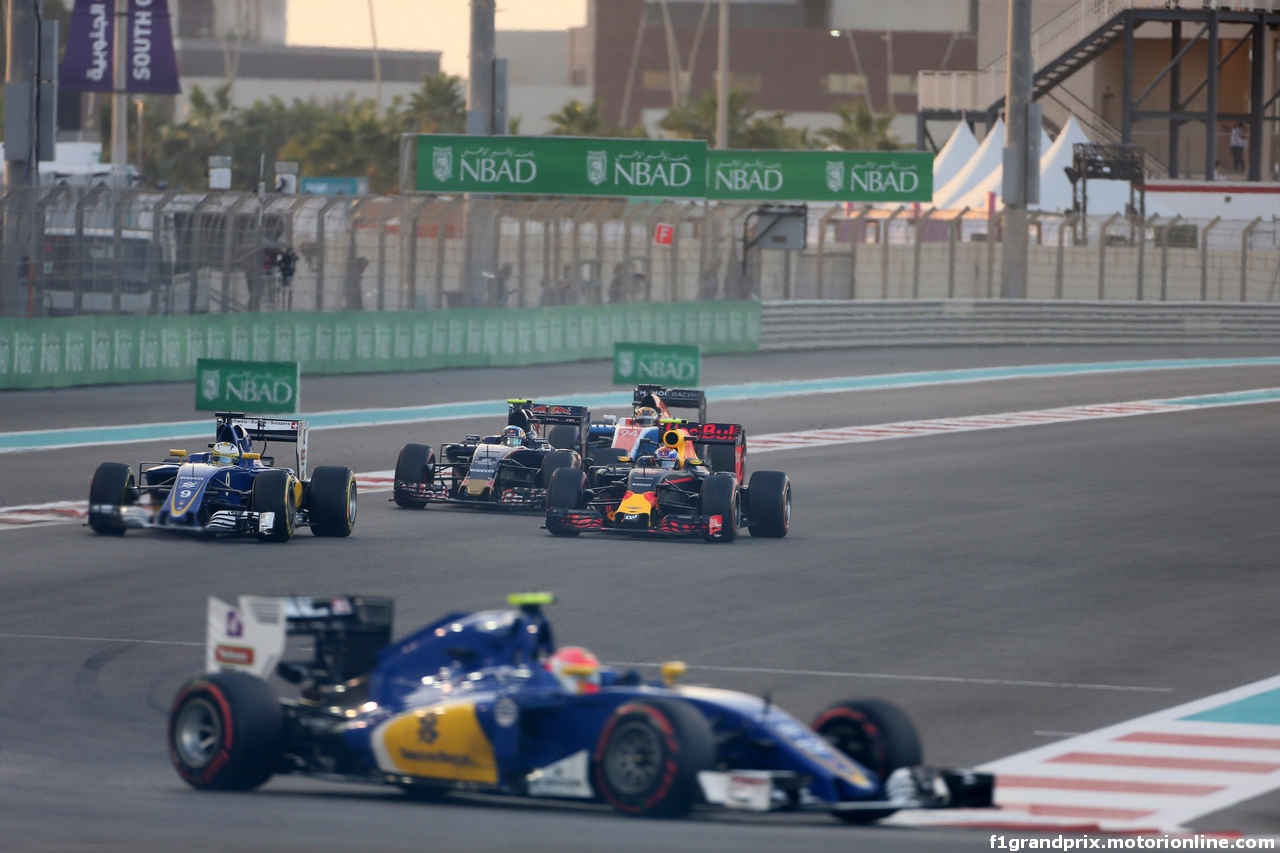GP ABU DHABI, 27.11.2016 - Gara, Marcus Ericsson (SUE) Sauber C34, Carlos Sainz Jr (ESP) Scuderia Toro Rosso STR11 e Max Verstappen (NED) Red Bull Racing RB12