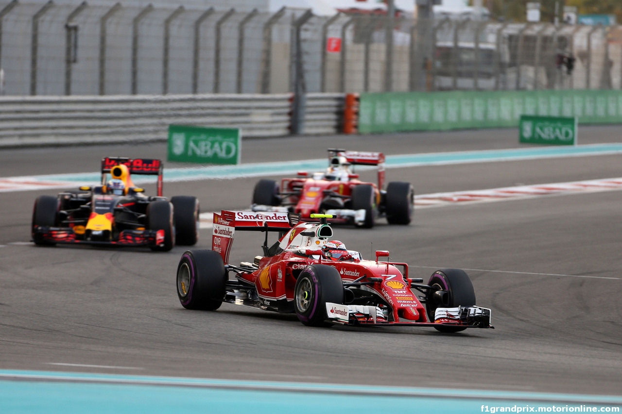GP ABU DHABI, 27.11.2016 - Gara, Kimi Raikkonen (FIN) Ferrari SF16-H davanti a Daniel Ricciardo (AUS) Red Bull Racing RB12