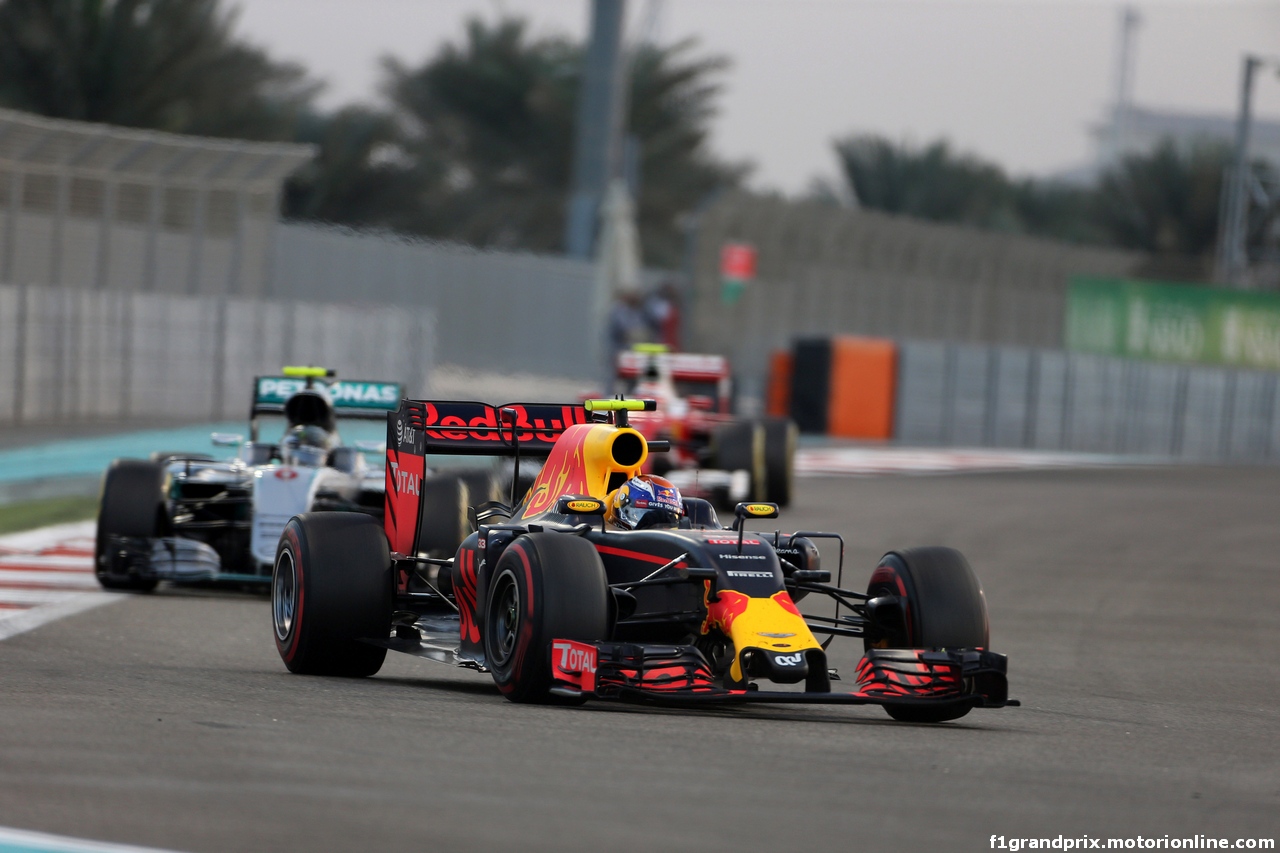 GP ABU DHABI, 27.11.2016 - Gara, Max Verstappen (NED) Red Bull Racing RB12 davanti a Nico Rosberg (GER) Mercedes AMG F1 W07 Hybrid