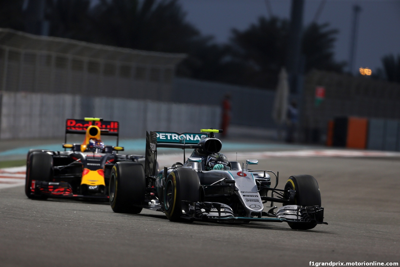 GP ABU DHABI, 27.11.2016 - Gara, Nico Rosberg (GER) Mercedes AMG F1 W07 Hybrid e Max Verstappen (NED) Red Bull Racing RB12
