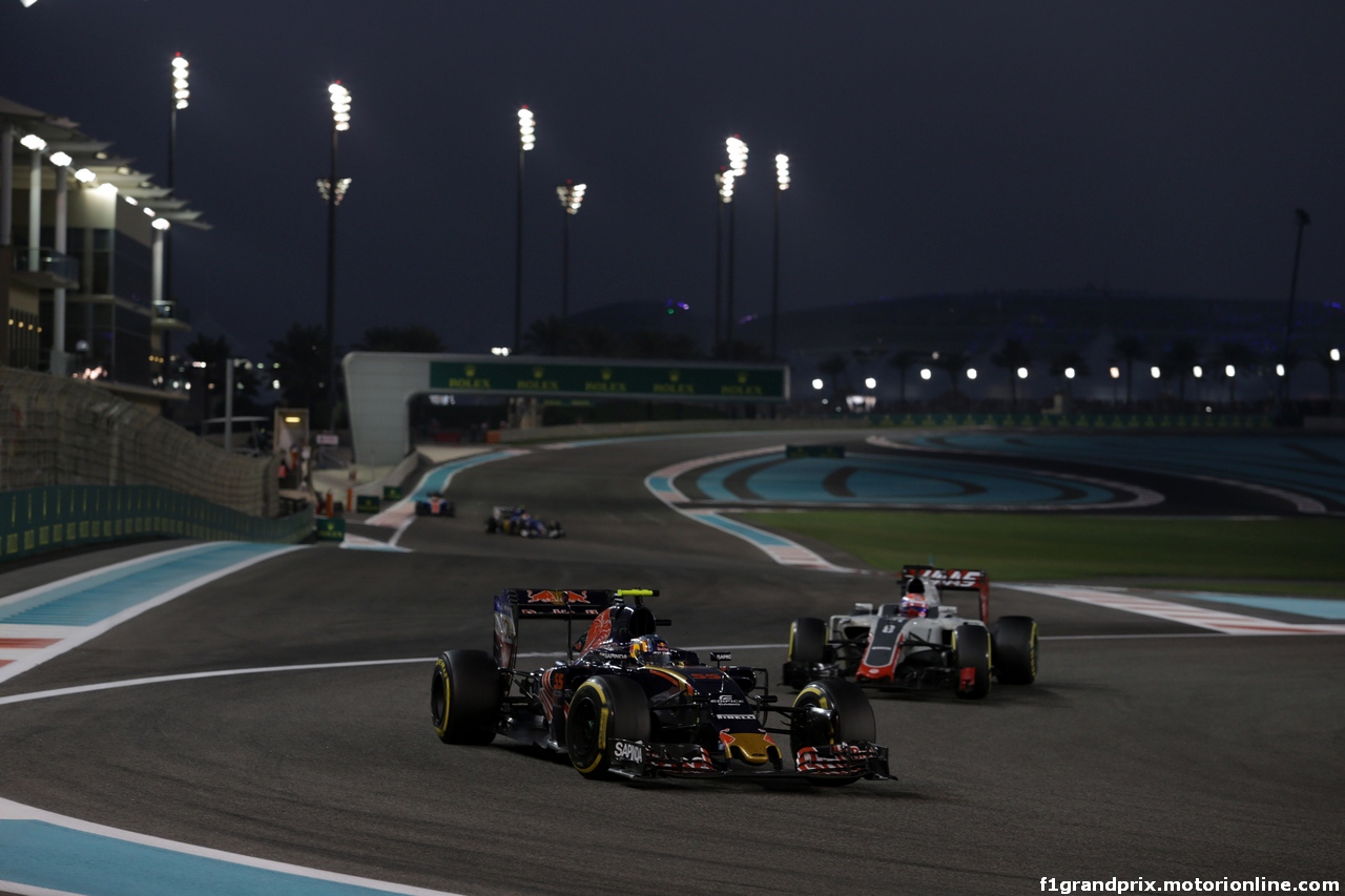 GP ABU DHABI, 27.11.2016 - Gara, Carlos Sainz Jr (ESP) Scuderia Toro Rosso STR11 e Romain Grosjean (FRA) Haas F1 Team VF-16