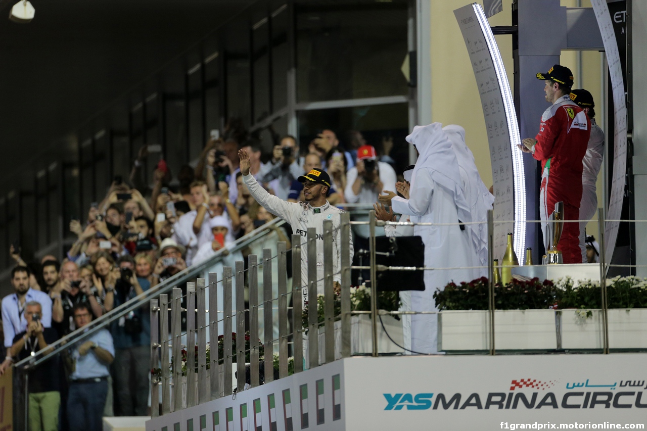 GP ABU DHABI, 27.11.2016 - Gara, Lewis Hamilton (GBR) Mercedes AMG F1 W07 Hybrid vincitore