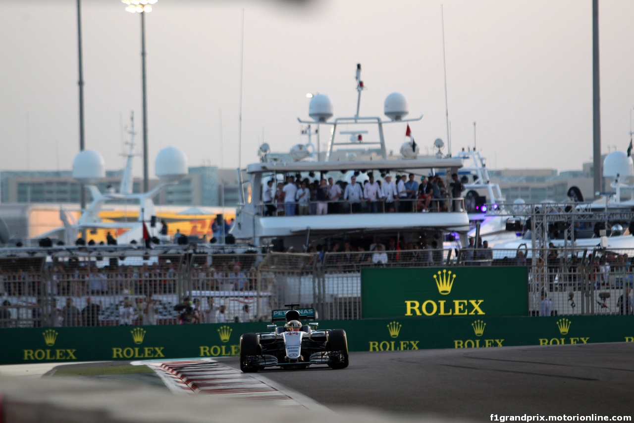GP ABU DHABI, 27.11.2016 - Gara, Lewis Hamilton (GBR) Mercedes AMG F1 W07 Hybrid