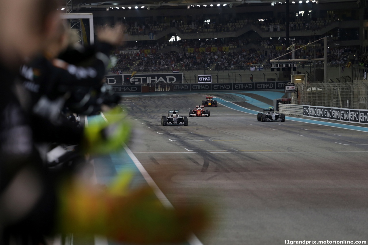 GP ABU DHABI, 27.11.2016 - Gara, Lewis Hamilton (GBR) Mercedes AMG F1 W07 Hybrid vincitore e Nico Rosberg (GER) Mercedes AMG F1 W07 Hybrid, 2nd place e champion 2016
