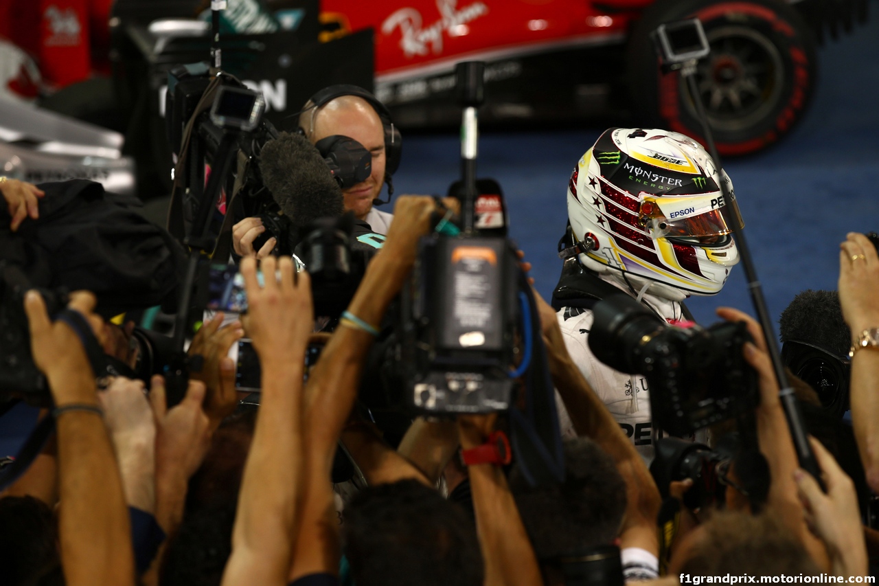 GP ABU DHABI, 27.11.2016 - Gara, 2nd place Nico Rosberg (GER) Mercedes AMG F1 W07 Hybrid e Champion 2016 e Lewis Hamilton (GBR) Mercedes AMG F1 W07 Hybrid vincitore