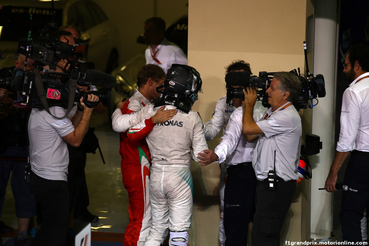GP ABU DHABI, 27.11.2016 - Gara, 2nd place Nico Rosberg (GER) Mercedes AMG F1 W07 Hybrid e Champion 2016 with Sebastian Vettel (GER) Ferrari SF16-H