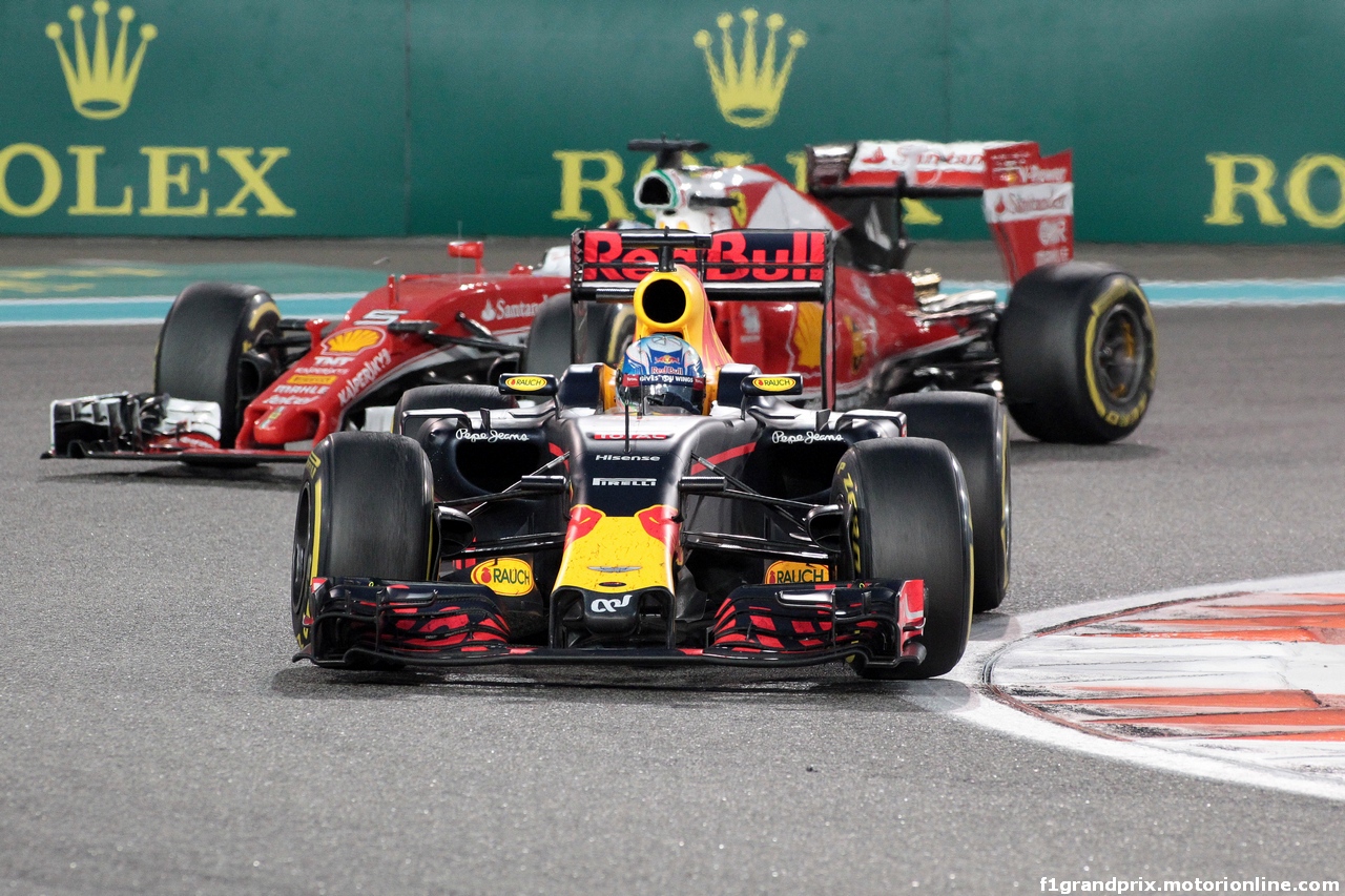 GP ABU DHABI, 27.11.2016 - Gara, Daniel Ricciardo (AUS) Red Bull Racing RB12 e Sebastian Vettel (GER) Ferrari SF16-H