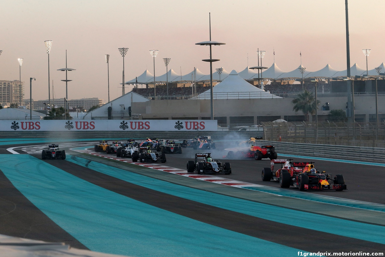 GP ABU DHABI, 27.11.2016 - Gara, Start of the race, Fernando Alonso (ESP) McLaren Honda MP4-31 off trach e Max Verstappen (NED) Red Bull Racing RB12 spins