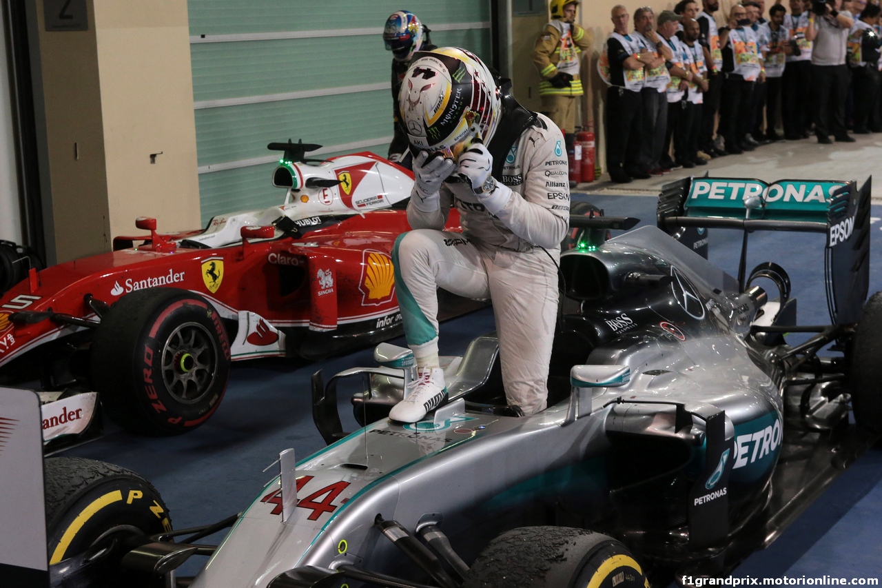 GP ABU DHABI, 27.11.2016 - Gara, Lewis Hamilton (GBR) Mercedes AMG F1 W07 Hybrid vincitore