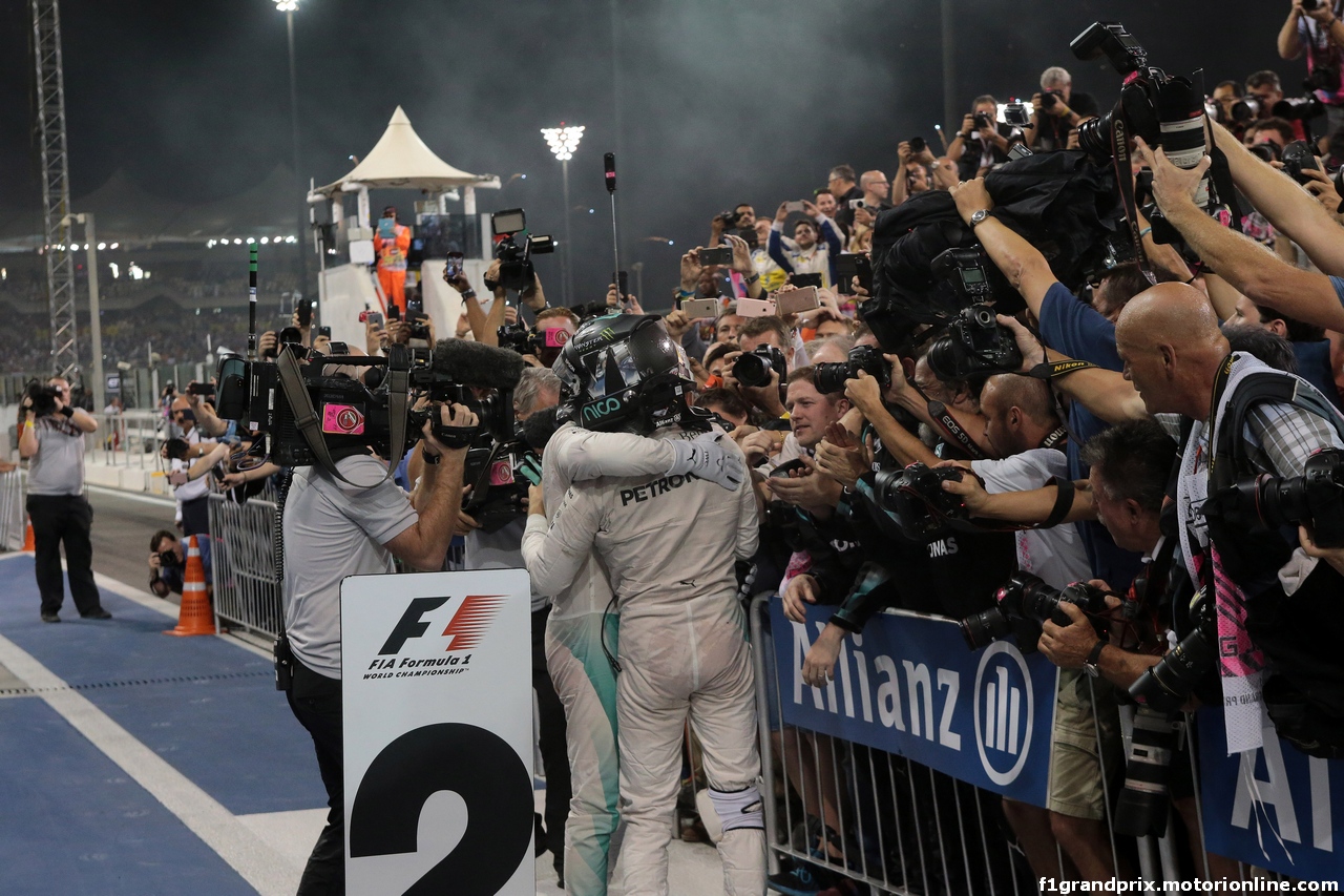 GP ABU DHABI, 27.11.2016 - Gara, 2nd place Nico Rosberg (GER) Mercedes AMG F1 W07 Hybrid e Champion 2016 e Lewis Hamilton (GBR) Mercedes AMG F1 W07 Hybrid vincitore