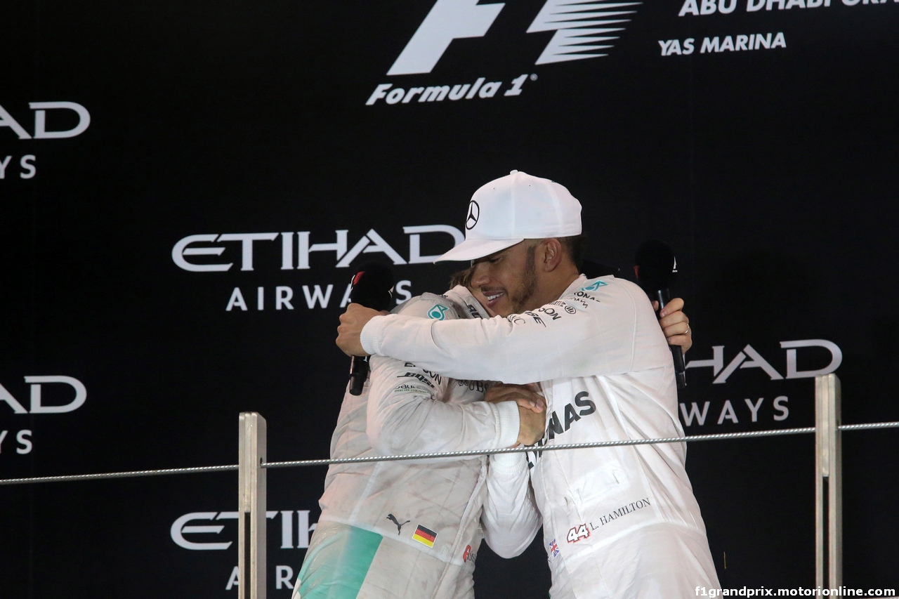 GP ABU DHABI, 27.11.2016 - Gara, 2nd place Nico Rosberg (GER) Mercedes AMG F1 W07 Hybrid e Champion 2016 e Lewis Hamilton (GBR) Mercedes AMG F1 W07 Hybrid vincitore