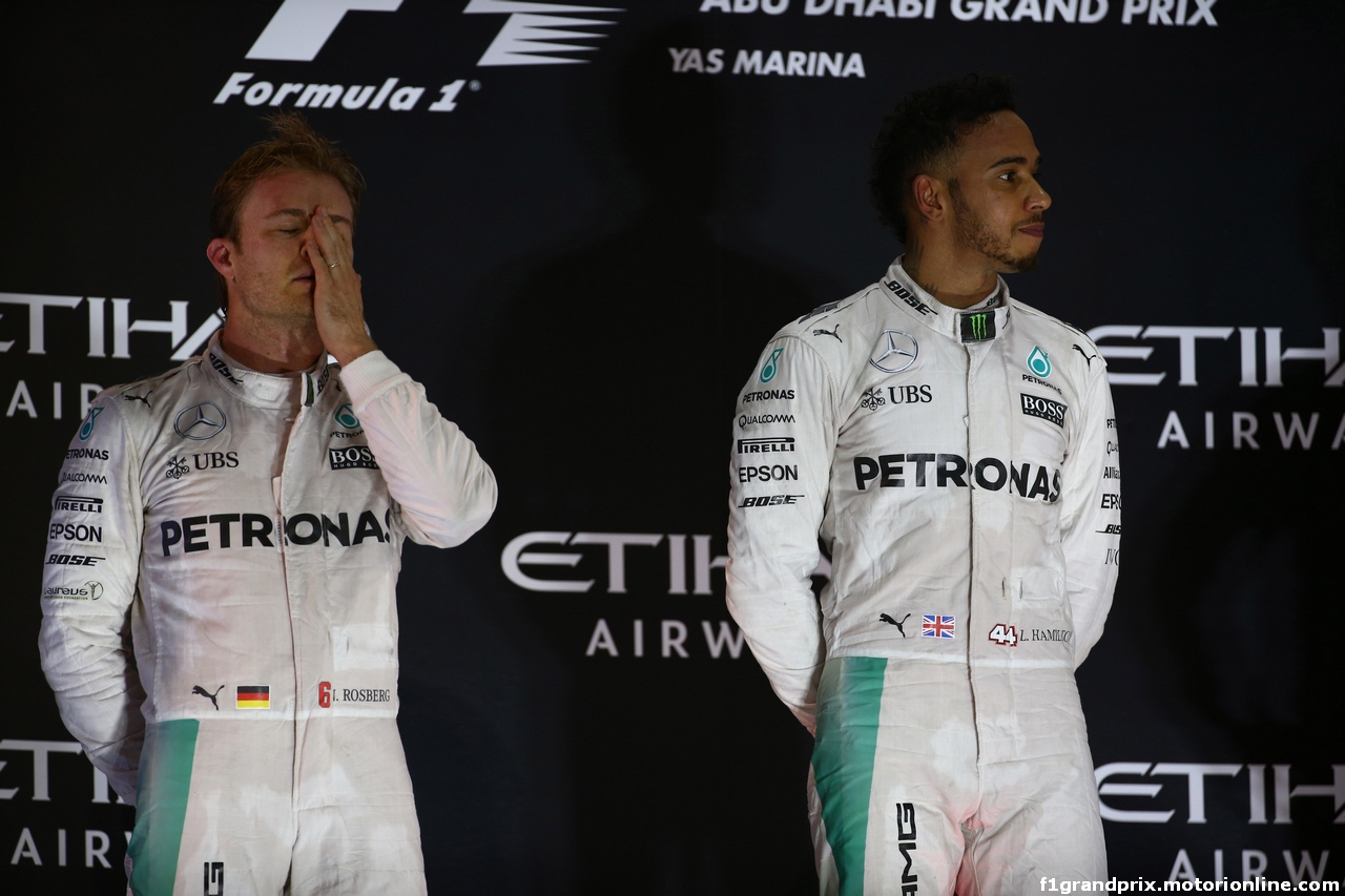 GP ABU DHABI, 27.11.2016 - Gara, 2nd place Nico Rosberg (GER) Mercedes AMG F1 W07 Hybrid e Champion 2016 e Lewis Hamilton (GBR) Mercedes AMG F1 W07 Hybrid vincitore