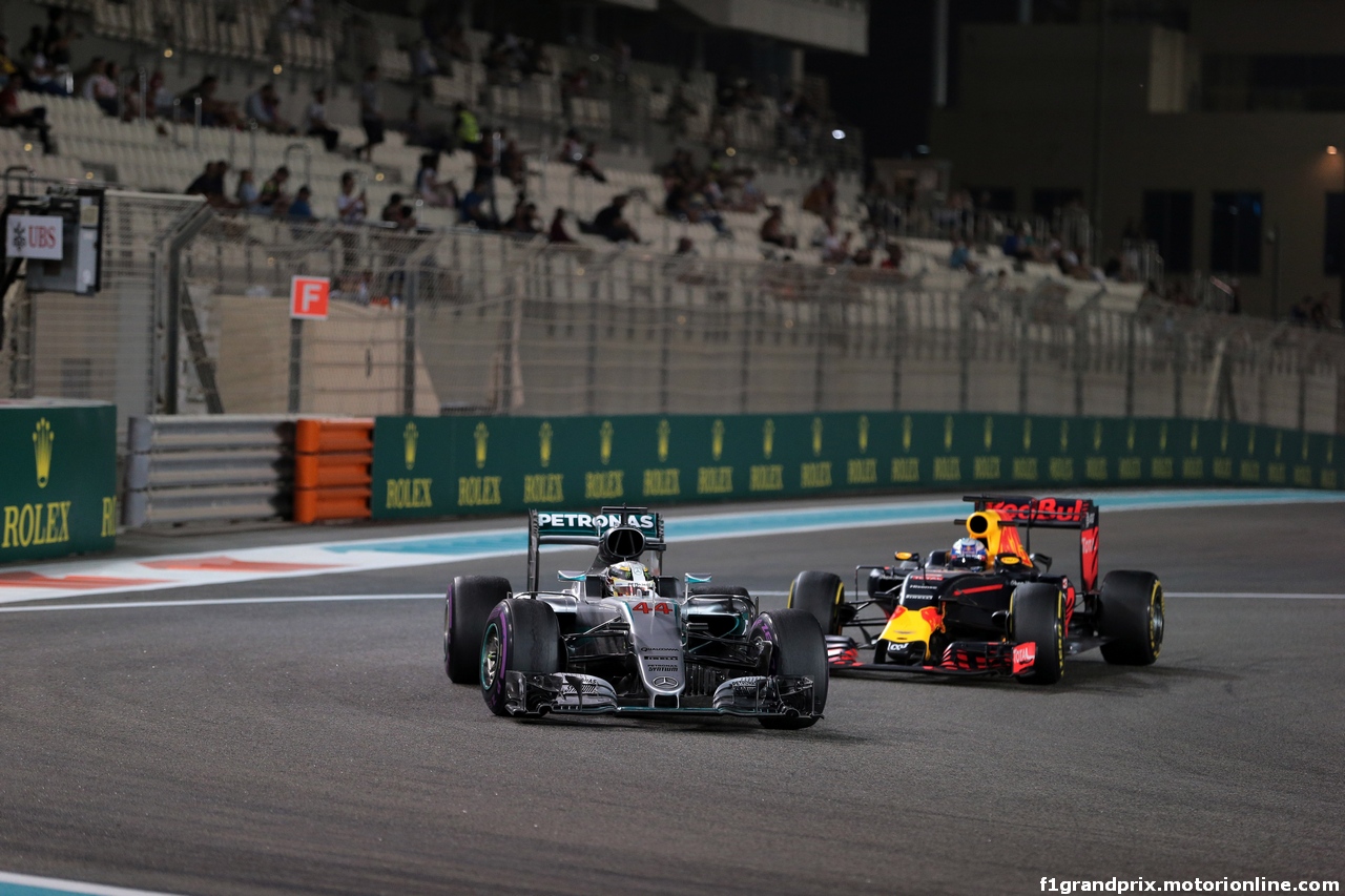 GP ABU DHABI, 25.11.2016 - Prove Libere 2, Lewis Hamilton (GBR) Mercedes AMG F1 W07 Hybrid e Daniel Ricciardo (AUS) Red Bull Racing RB12