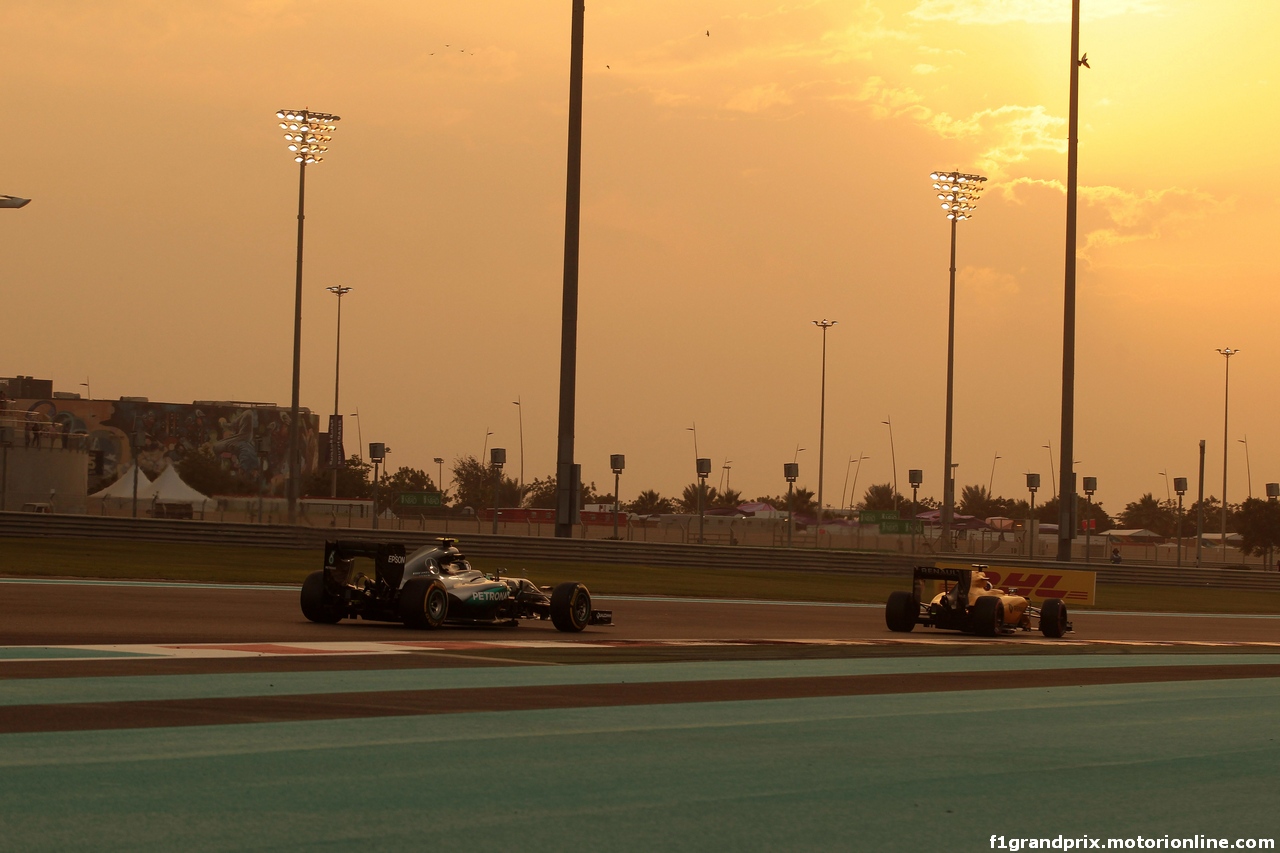 GP ABU DHABI, 25.11.2016 - Prove Libere 2, Nico Rosberg (GER) Mercedes AMG F1 W07 Hybrid e Jolyon Palmer (GBR) Renault Sport F1 Team RS16