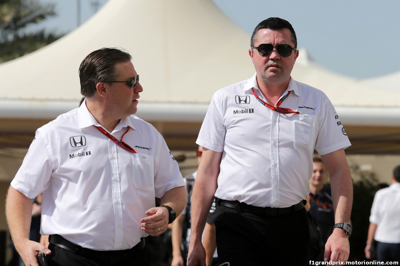 GP ABU DHABI, 26.11.2016 - (L-R) Zak Brown (USA) McLaren Executive Director e Eric Boullier (FRA) McLaren Racing Director