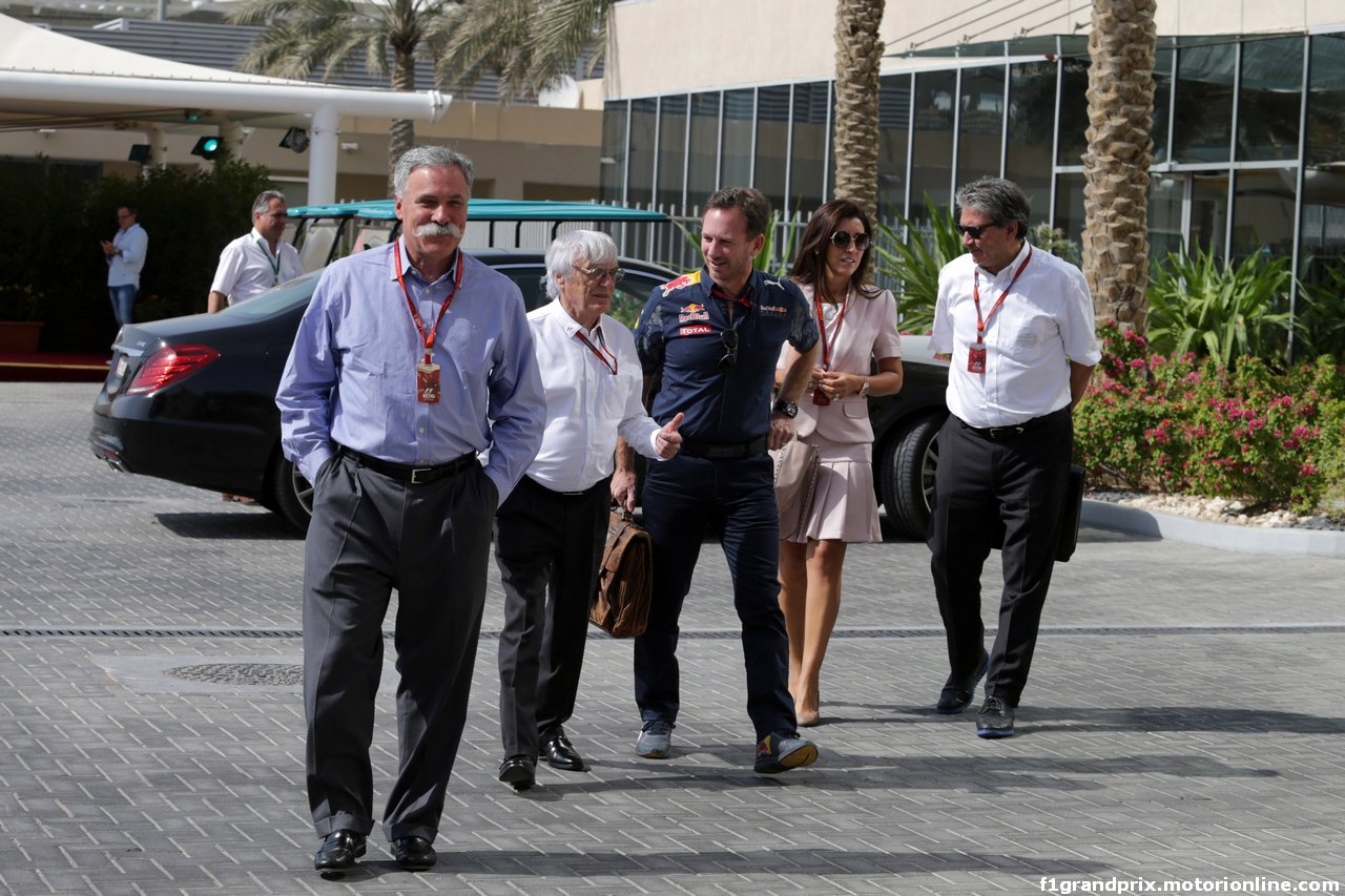 GP ABU DHABI, 26.11.2016 - (L-R) Chase Carey (USA) Formula One Group Chairman, Bernie Ecclestone (GBR), President e CEO of FOM, Christian Horner (GBR), Red Bull Racing, Sporting Director, Fabiana Flosi (BRA), Wife of Bernie Ecclestone e Pasquale Lattuneddu (ITA), FOM