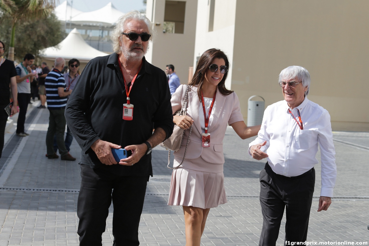GP ABU DHABI, 26.11.2016 - Flavio Briatore (ITA), Fabiana Flosi (BRA), Wife of Bernie Ecclestone e Bernie Ecclestone (GBR), President e CEO of FOM