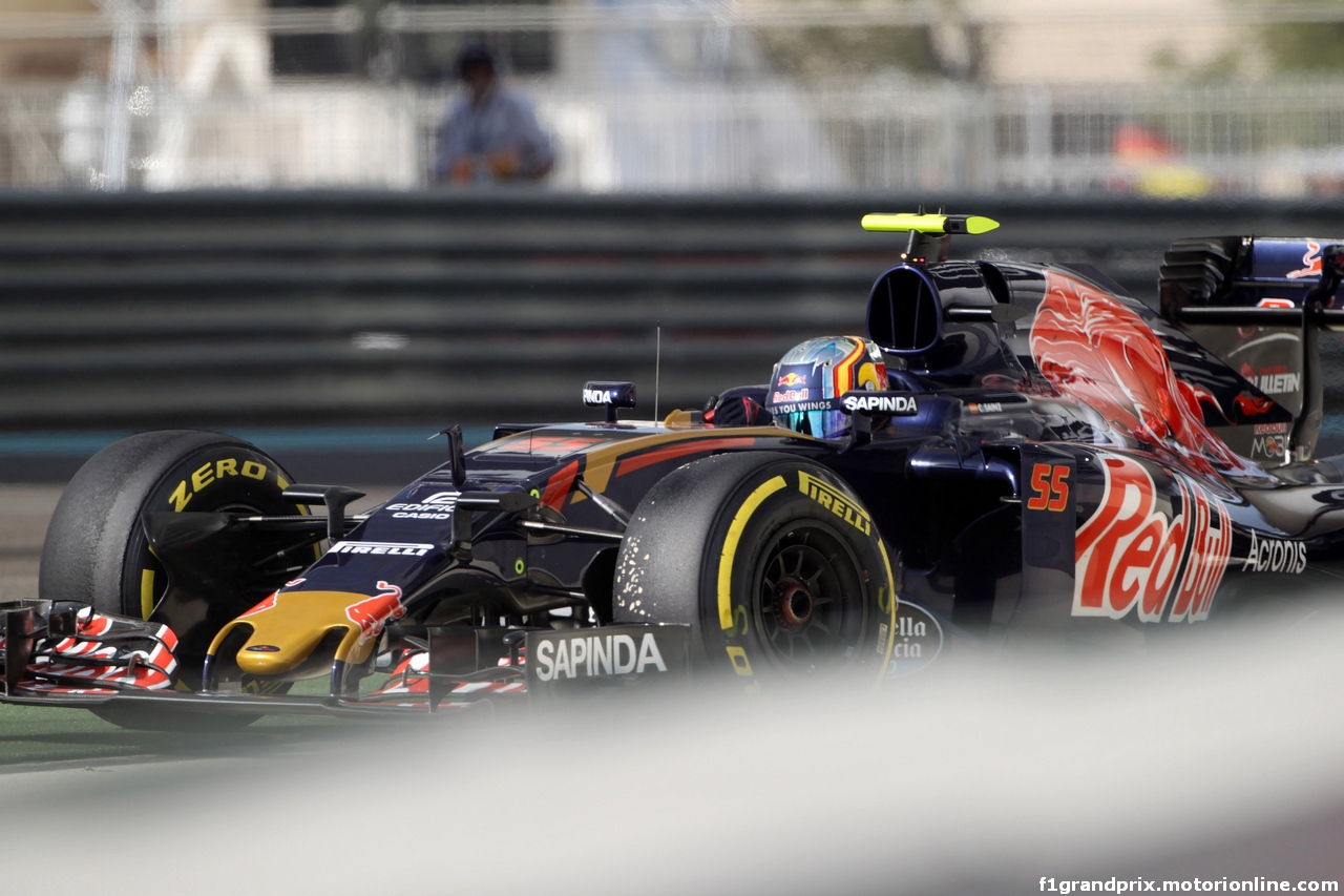 GP ABU DHABI, 26.11.2016 - Prove Libere 3, Carlos Sainz Jr (ESP) Scuderia Toro Rosso STR11 spins