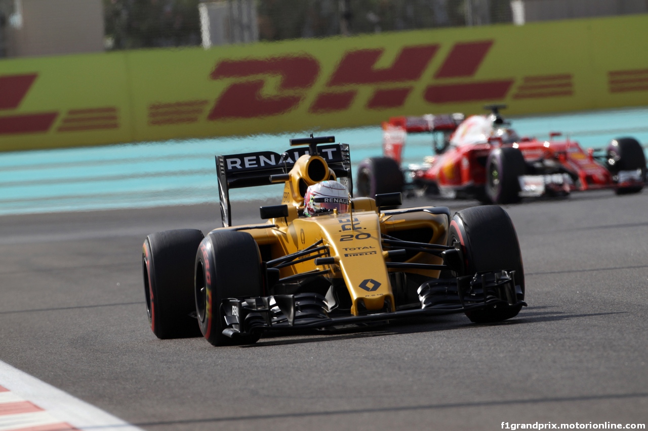 GP ABU DHABI, 26.11.2016 - Prove Libere 3, Kevin Magnussen (DEN) Renault Sport F1 Team RS16 e Sebastian Vettel (GER) Ferrari SF16-H