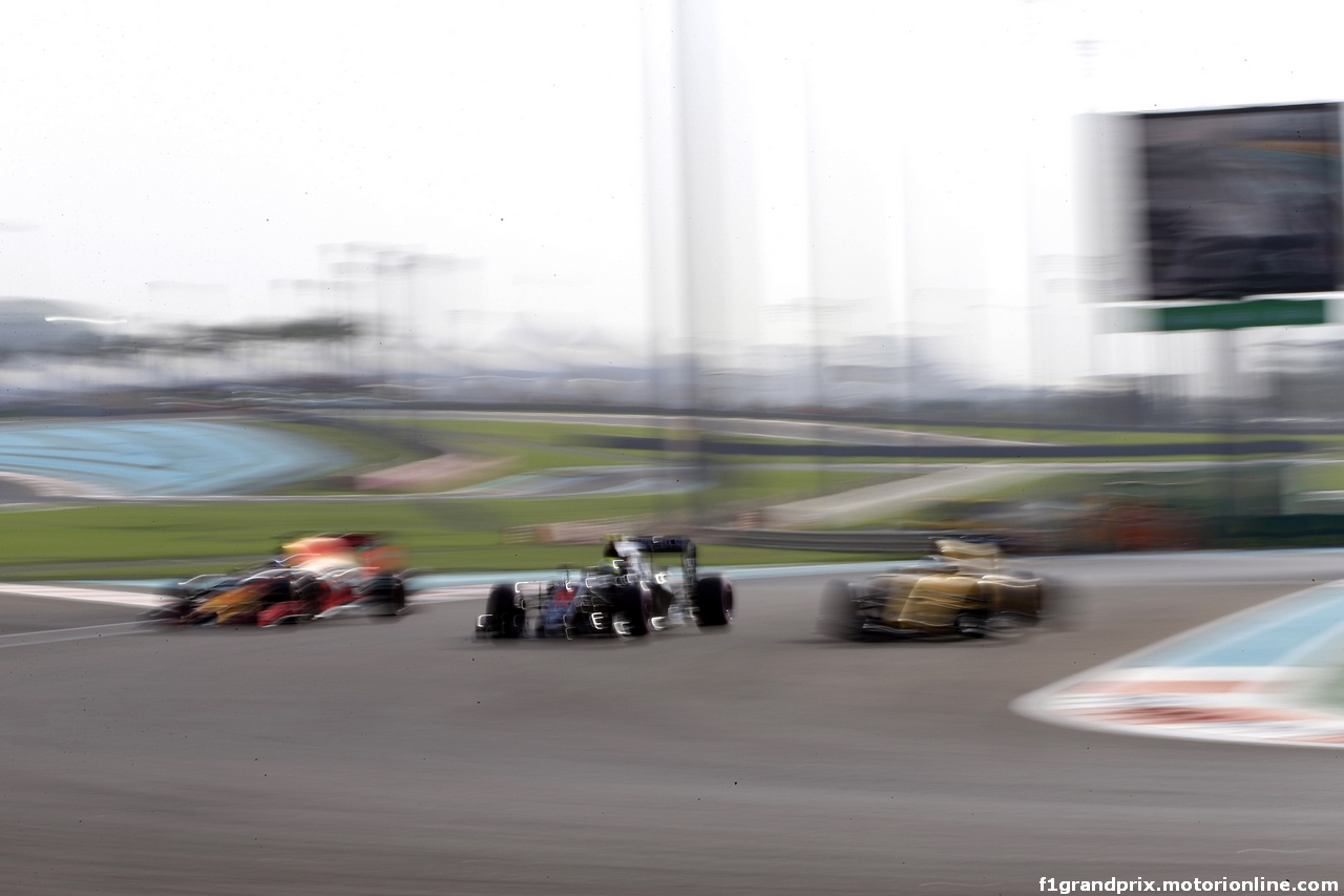GP ABU DHABI, 26.11.2016 - Prove Libere 3, Daniel Ricciardo (AUS) Red Bull Racing RB12, Jenson Button (GBR)  McLaren Honda MP4-31 e Kevin Magnussen (DEN) Renault Sport F1 Team RS16