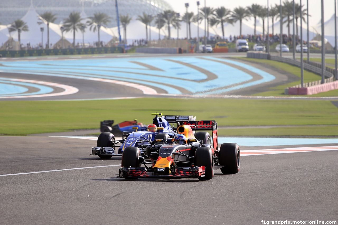 GP ABU DHABI, 26.11.2016 - Prove Libere 3, Felipe Nasr (BRA) Sauber C34 e Daniel Ricciardo (AUS) Red Bull Racing RB12