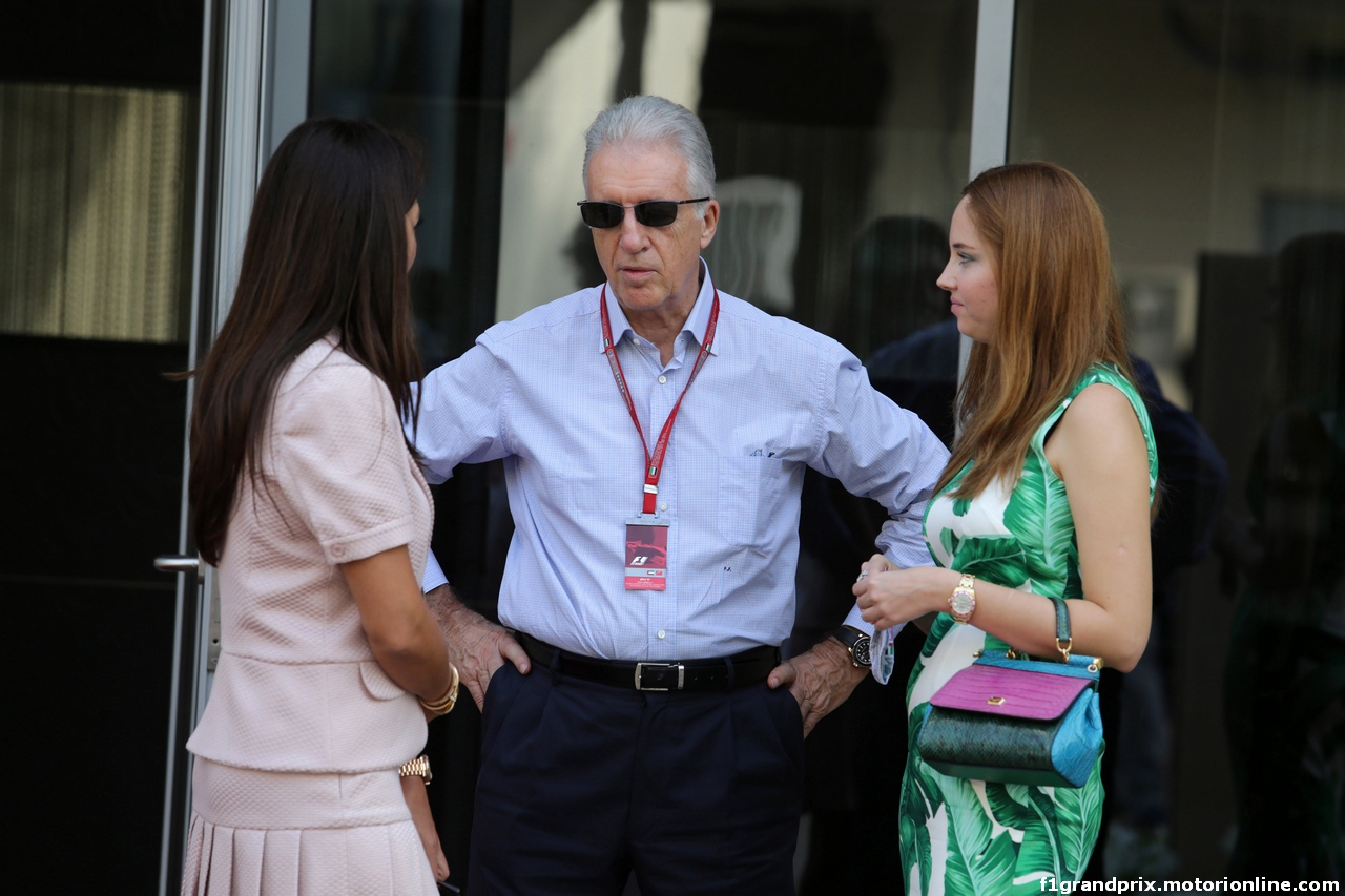 GP ABU DHABI, 26.11.2016 - Prove Libere 3, (L-R) Fabiana Flosi (BRA), Wife of Bernie Ecclestone e Piero Ferrari (ITA) Vice-President Ferrari