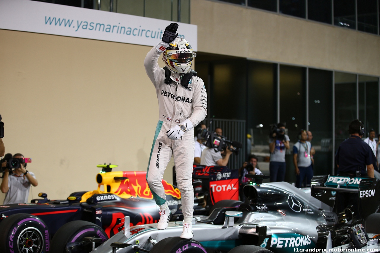 GP ABU DHABI, 26.11.2016 - Qualifiche, Lewis Hamilton (GBR) Mercedes AMG F1 W07 Hybrid pole position