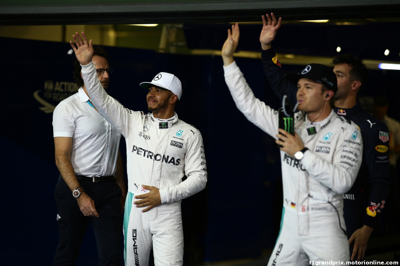 GP ABU DHABI, 26.11.2016 - Qualifiche, Lewis Hamilton (GBR) Mercedes AMG F1 W07 Hybrid pole position, 2nd place Nico Rosberg (GER) Mercedes AMG F1 W07 Hybrid e 3rd place Daniel Ricciardo (AUS) Red Bull Racing RB12