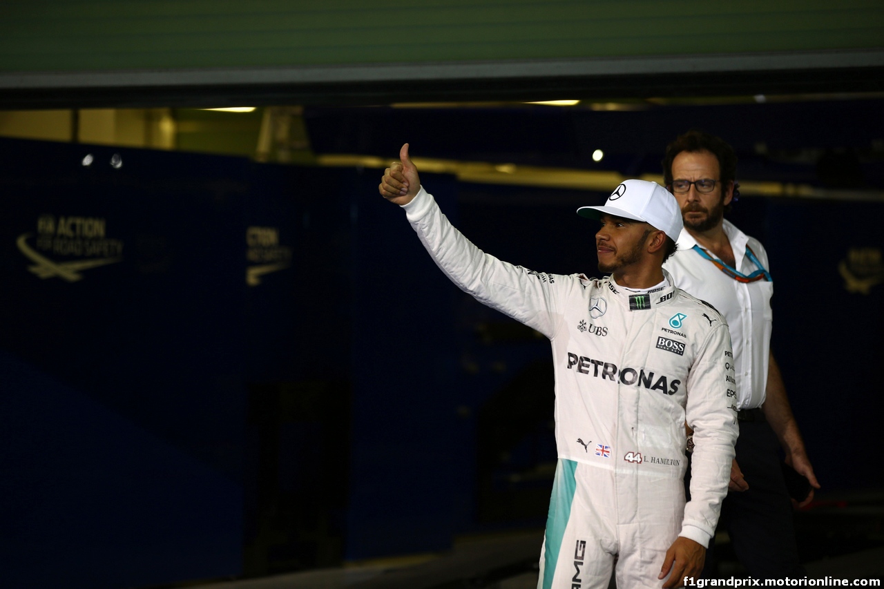 GP ABU DHABI, 26.11.2016 - Qualifiche, Lewis Hamilton (GBR) Mercedes AMG F1 W07 Hybrid pole position