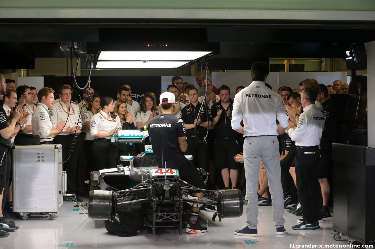 GP ABU DHABI, 24.11.2016 - Lewis Hamilton (GBR) Mercedes AMG F1 W07 Hybrid e Lewis Hamilton (GBR) Mercedes AMG F1 W07 Hybrid