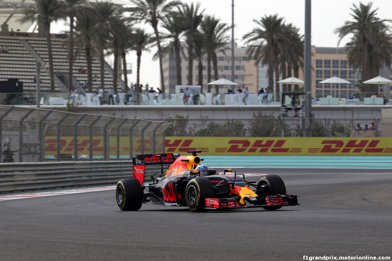 GP ABU DHABI, 25.11.2016 - Prove Libere 1, Daniel Ricciardo (AUS) Red Bull Racing RB12