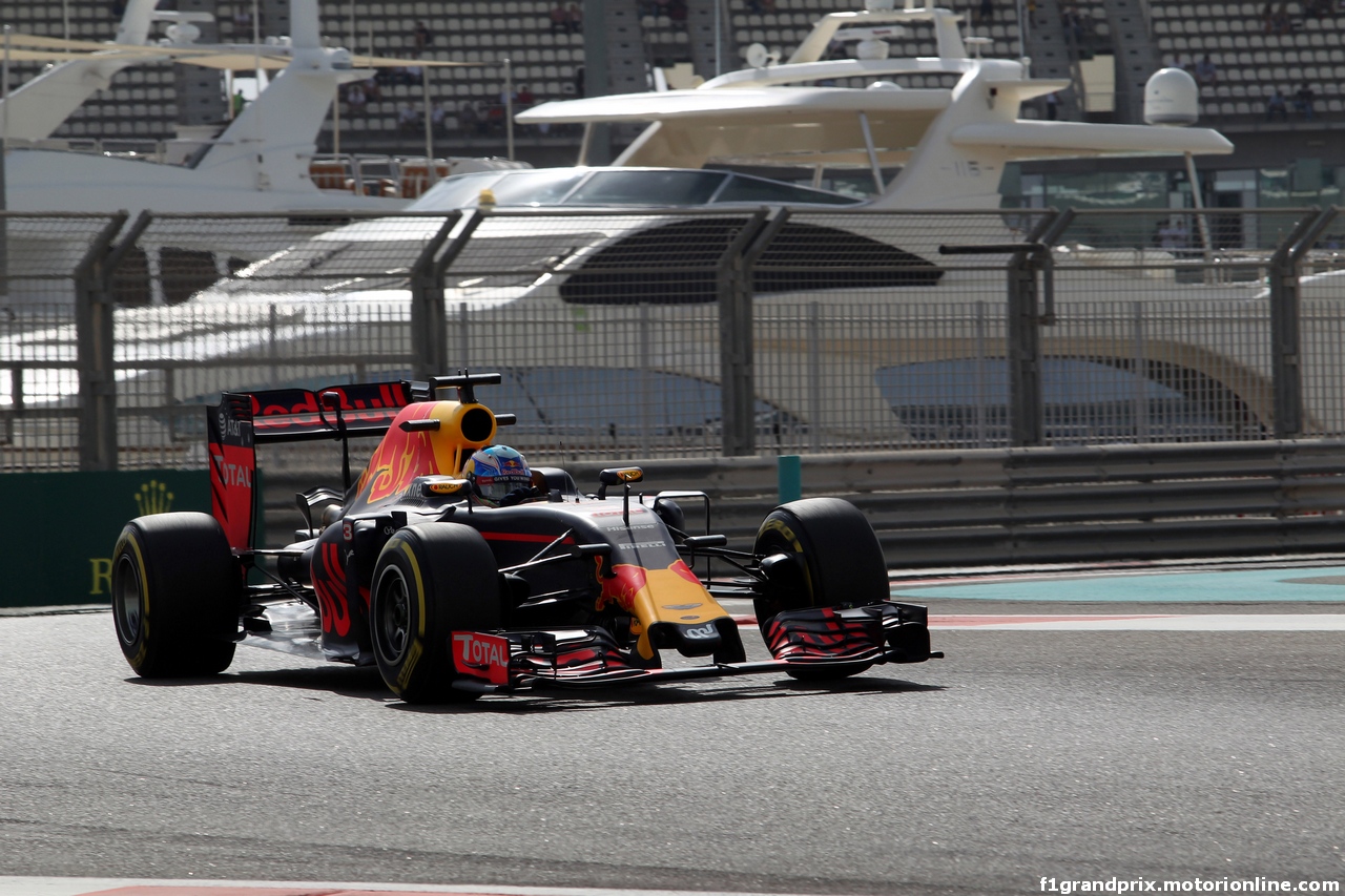 GP ABU DHABI, 25.11.2016 - Prove Libere 1, Daniel Ricciardo (AUS) Red Bull Racing RB12