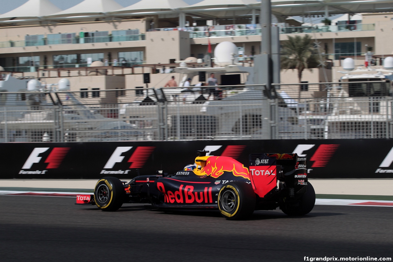 GP ABU DHABI, 25.11.2016 - Prove Libere 1, Daniel Ricciardo (AUS) Red Bull Racing RB12