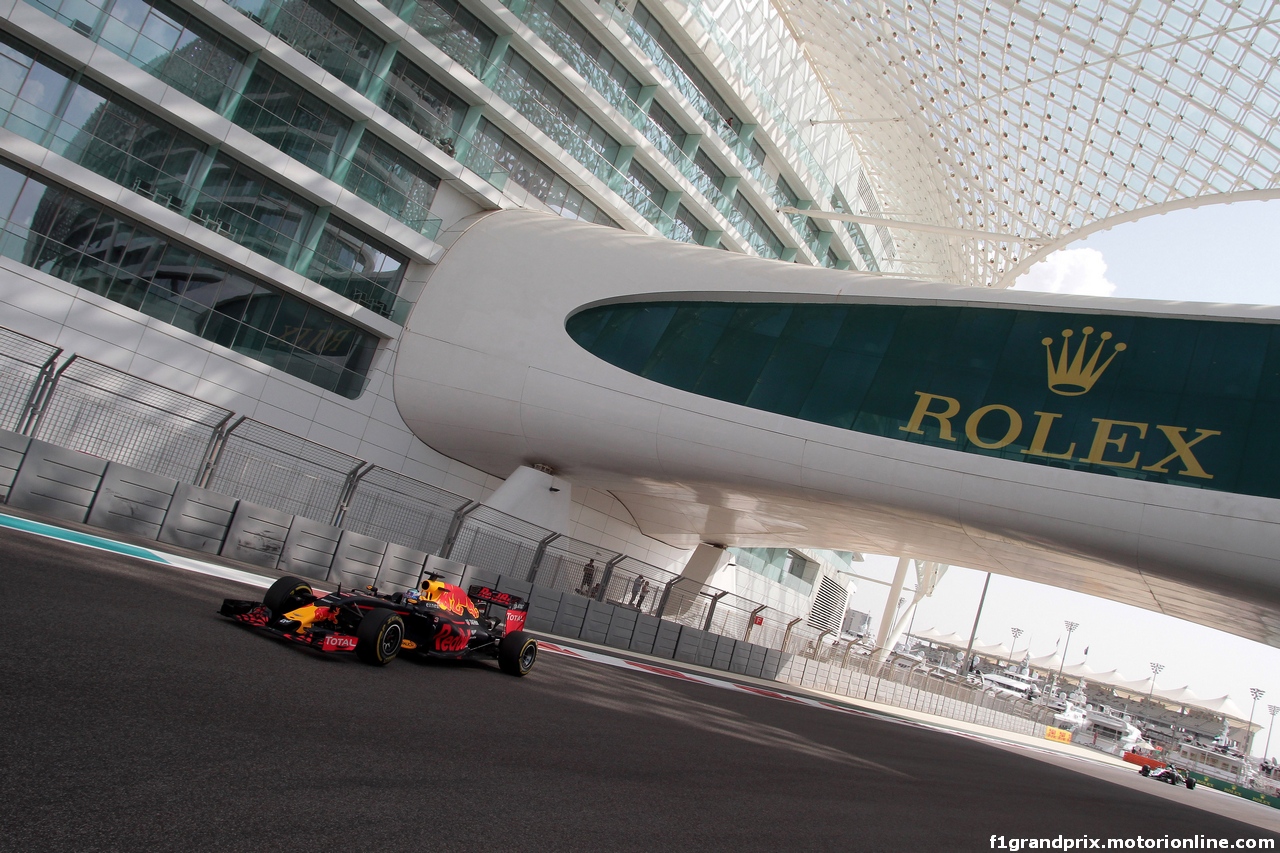 GP ABU DHABI, 25.11.2016 - Prove Libere 1, Daniel Ricciardo (AUS) Red Bull Racing RB12