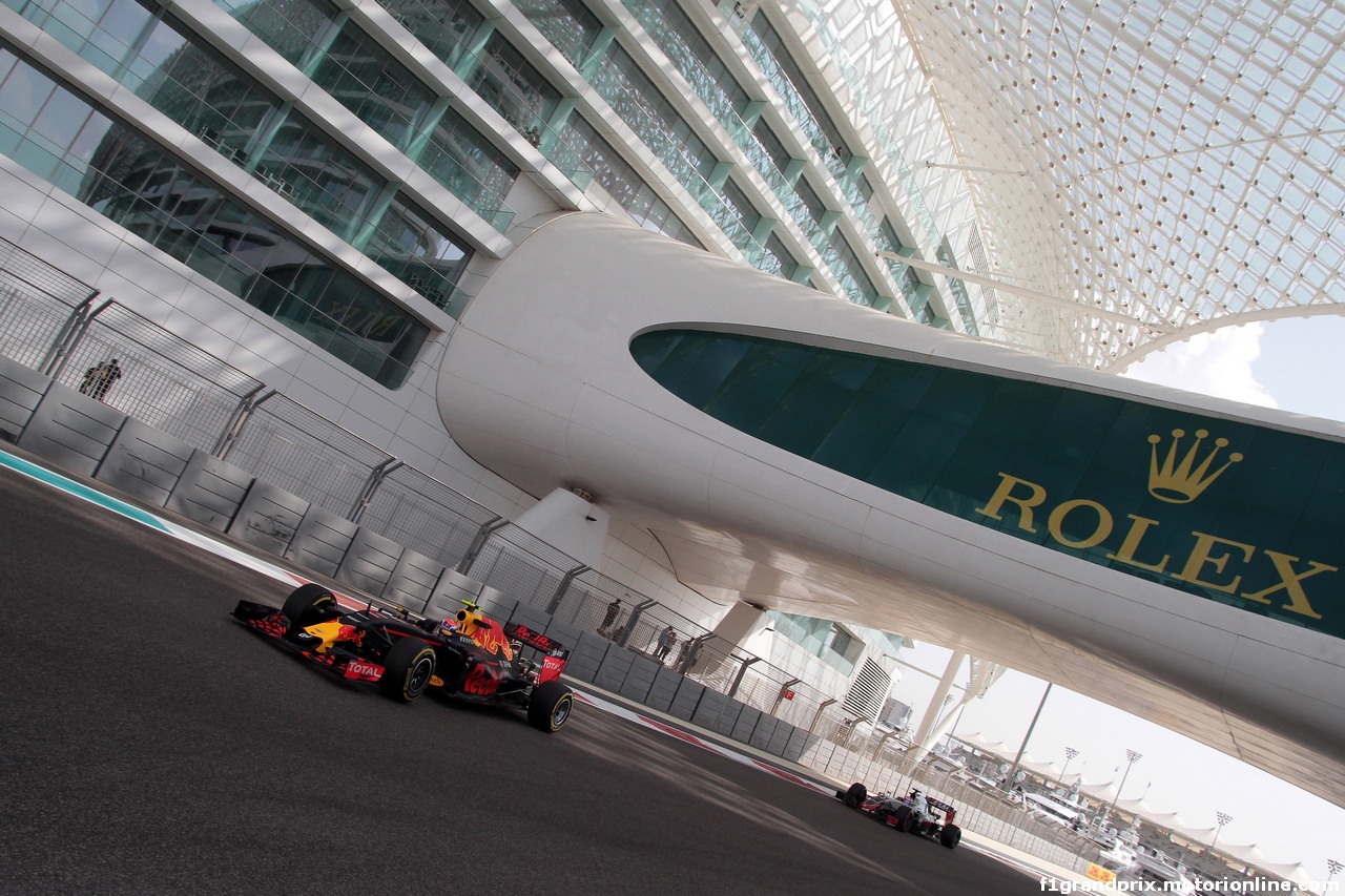 GP ABU DHABI, 25.11.2016 - Prove Libere 1, Max Verstappen (NED) Red Bull Racing RB12 e Romain Grosjean (FRA) Haas F1 Team VF-16